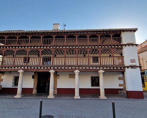 Plaza de España de Tomelloso y la Posada de los Portales